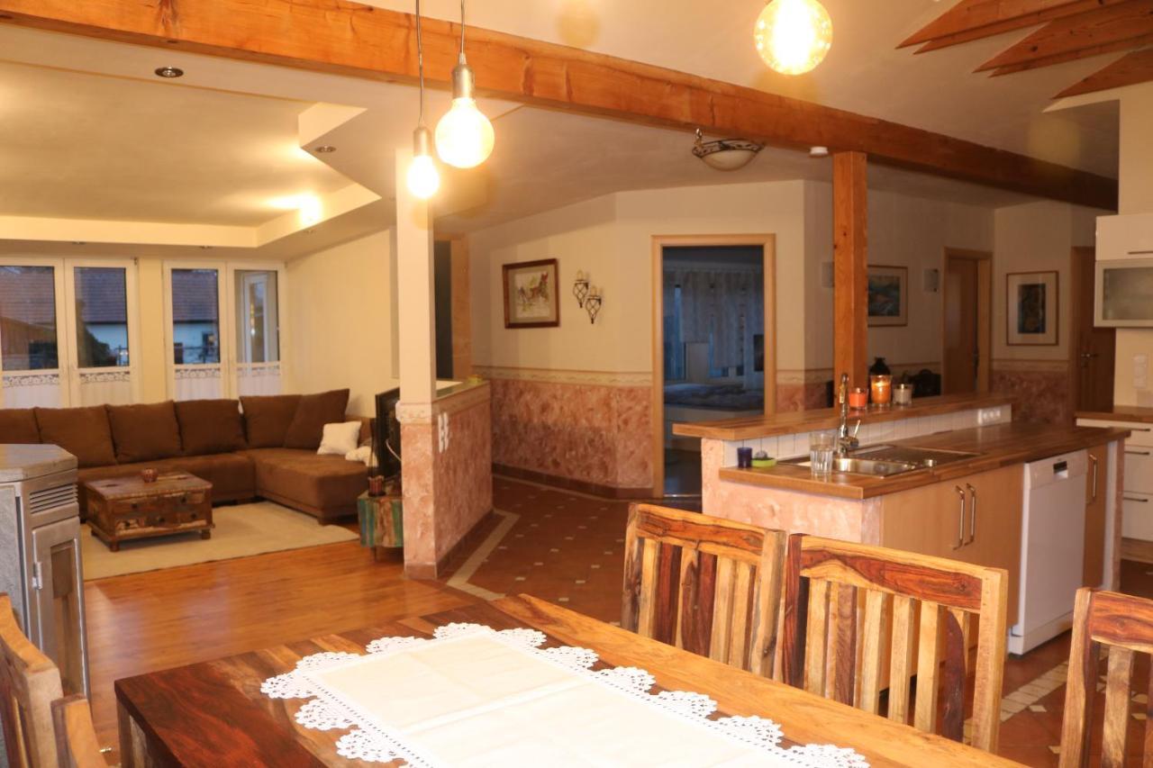 Helle, Offene Dachgeschosswohnung Mit Terrasse Oberloisdorf Eksteriør bilde