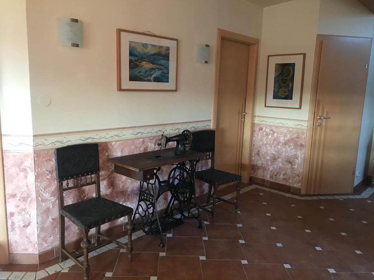 Helle, Offene Dachgeschosswohnung Mit Terrasse Oberloisdorf Eksteriør bilde