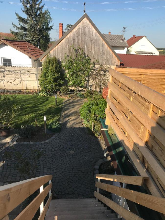 Helle, Offene Dachgeschosswohnung Mit Terrasse Oberloisdorf Eksteriør bilde